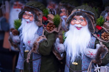 Noel Baba 'yı Market' teki Noel 'in sembolü olarak bulanıklaştırdı. Yüksek kalite fotoğraf