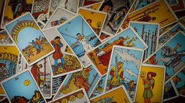 Karışık, dağınık ve rastgele düzenlenmiş bir tomar tarot kozu. Yüksek kalite fotoğraf