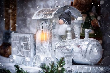 Odaklanamayan ışıkları olan bulanık Noel Oyuncak Treni. Yüksek kalite fotoğraf