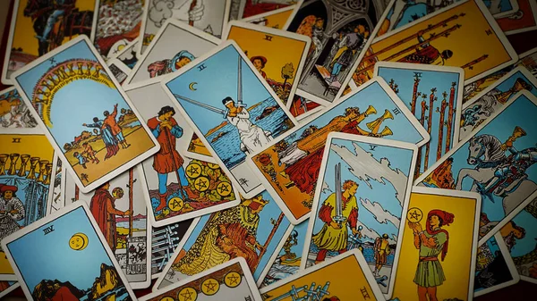 Ein Stapel Tarot Trumpfkarten Wirbelte Durcheinander Verstreut Und Planlos Angeordnet — Stockfoto