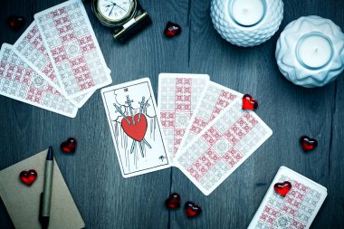 Tarot okuma, kart düzenleme masada. Esrarengiz bir kavram, aşkım. Sevgililer Günü konsepti Yüksek kalite fotoğraf