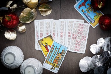 Tarot 'tan esinlenilmiş çeşitli kartlar. Yüksek kalite fotoğraf