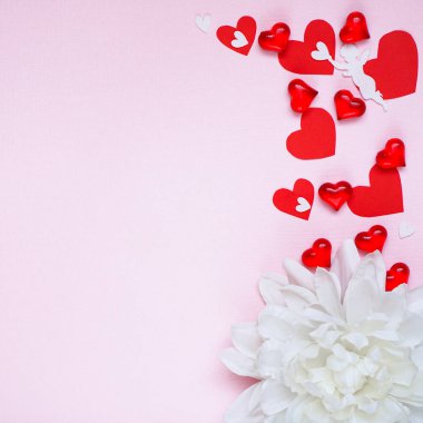  Pembe arka planda kırmızı kalpler olan Sevgililer Günü konsepti. Düz konum, kopyalama alanı. Yüksek kalite fotoğraf