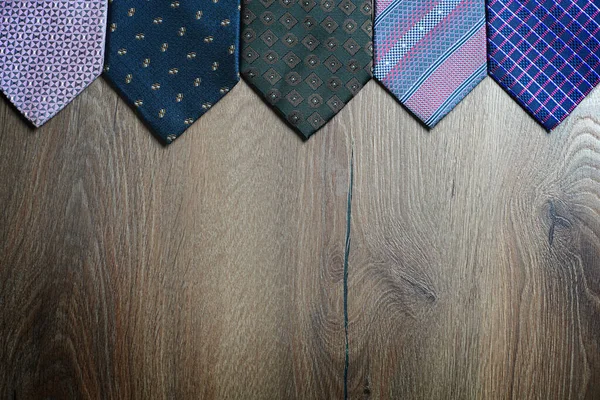 Πολύχρωμες γραβάτες σε καφέ ξύλινο φόντο με χώρο αντιγραφής — Φωτογραφία Αρχείου