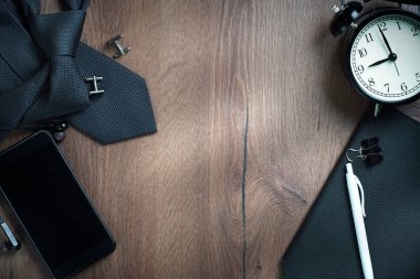 Düz adam seti: kravat, kalem, telefon, defter. Üst görünüm ahşap arkaplan ve kopyalama alanı. Yüksek kalite fotoğraf
