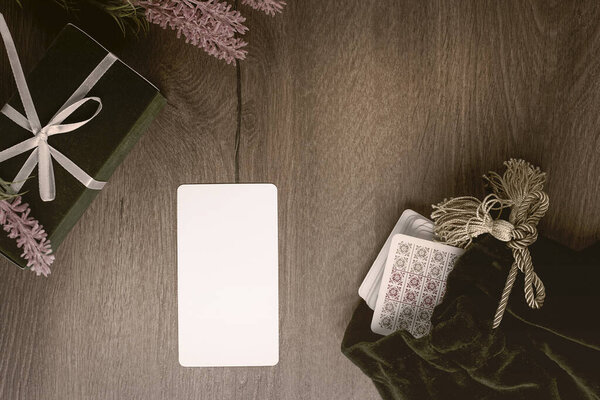 Карты гадалки Таро на столе. Концепция прогнозирования. Высокое качество фото