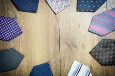 Kahverengi ahşap arka planda kopyalanmış çok renkli kravatlar. Yüksek kalite fotoğraf