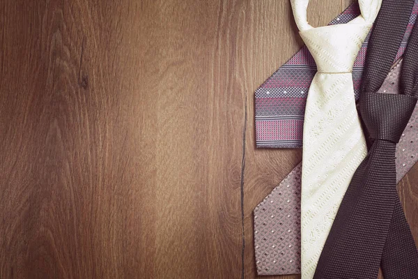 コピースペースのある茶色の木製の背景に多色のネクタイ 高品質の写真 — ストック写真
