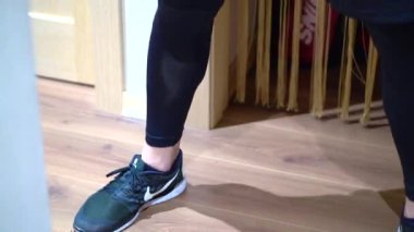  Kırmızı sakallı bir adamın arka planı bulanık. Spor için evine gidiyor..