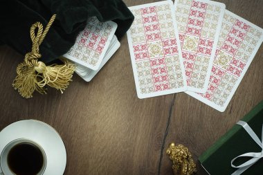 Falcı tarot kartları masada. Tahmin konsepti.