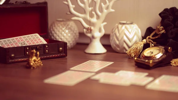 Carte tarocchi indovino sul tavolo. Concetto di previsione. — Foto Stock