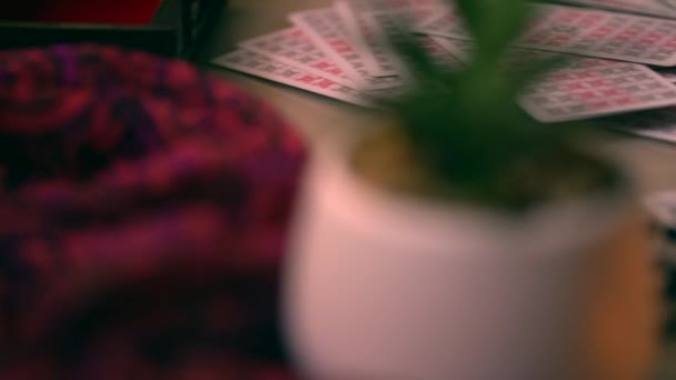 Tarotkort på bordet — Stockvideo