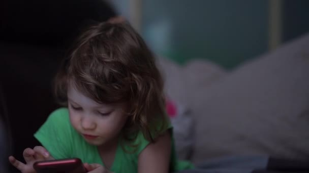 Flicka spelar spel, titta på tecknad film, ha kul på internet. — Stockvideo