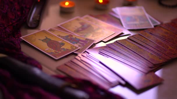 Cartes de tarot sur table — Video