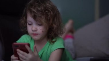  Tablet kullanarak çizgi film izleyen şirin bir bebek..