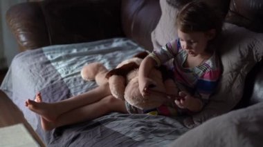  Tablet kullanarak çizgi film izleyen şirin bir bebek..