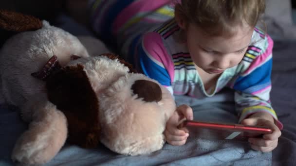 Nettes Baby guckt Cartoon mit Tablet. — Stockvideo