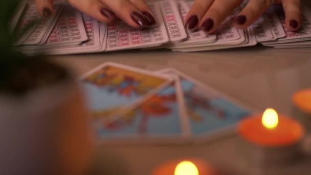 Rituel flou avec des cartes de tarot ou de la bonne aventure — Video