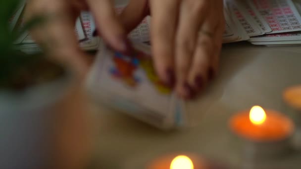 Размытый ритуал с карточками Таро или предсказанием судьбы — стоковое видео