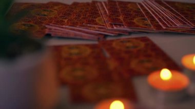    Tarot kartları ya da fallarla bulanık ayin