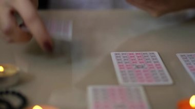    Tarot kartları ya da fallarla bulanık ayin