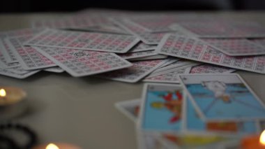    Tarot kartları ya da fallarla bulanık ayin