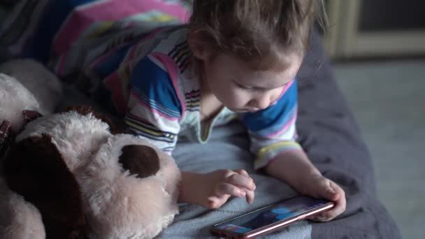 Klein meisje speelt emotioneel games app. — Stockvideo