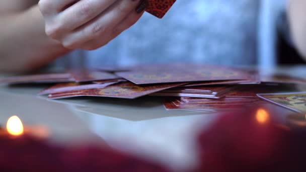Ritual borroso con cartas del tarot o adivinación — Vídeos de Stock