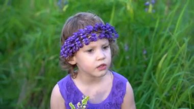  Portre kızı menekşe rengi lupin tadını çıkarıyor. 