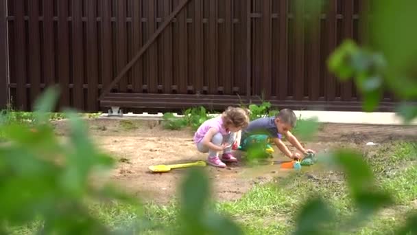 子供たちはおもちゃで遊んでいる。幼少期. — ストック動画