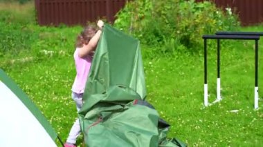 4-5 yaşlarındaki erkek ve kız, güneşli bir günde parkın bahçesindeler..