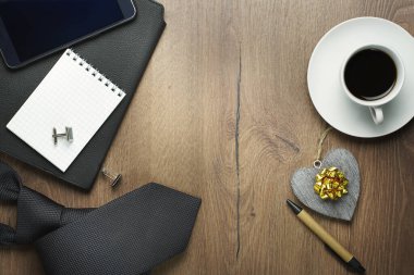 Düz adam seti: kravat, kalem, telefon, defter. Üst görünüm ahşap arkaplan ve kopyalama alanı. Yüksek kalite fotoğraf