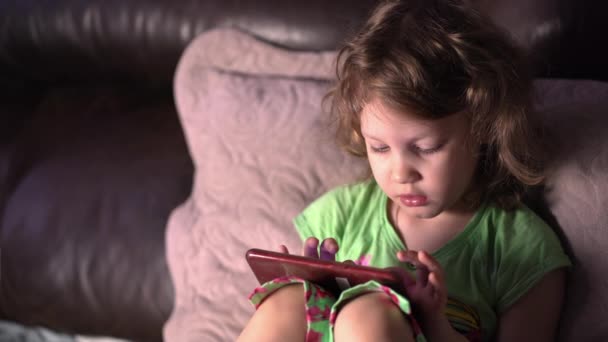 Zbliżenie dziewczynka oglądanie wideo na smartfonie — Wideo stockowe
