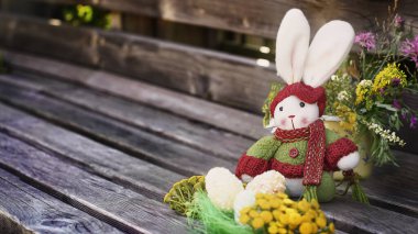 Bir buket kır çiçeğiyle Paskalya tavşanı ve boyalı yumurtalar. - Evet. Yüksek kalite fotoğraf