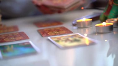  Falcının bulanık sahnesi tarot kartlarıyla kaderi tahmin ediyor..
