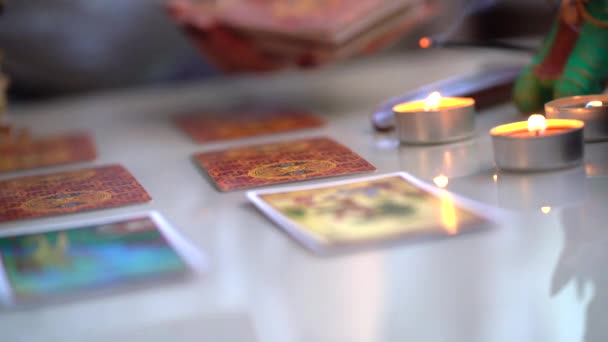 Escena borrosa de adivino pronosticando el destino con cartas del tarot. — Vídeo de stock