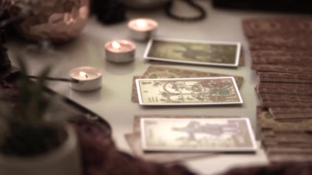 Jóslati rituálé tarot kártyákkal — Stock videók