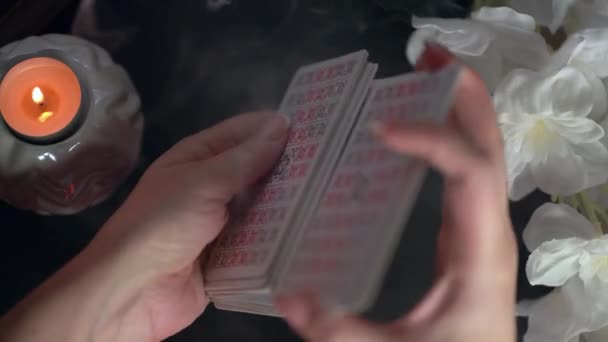 Tarot okuyucusu kartları karıştırır. Falcı okuma ve tahmin etme — Stok video