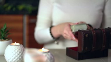  Mistik esrarengiz ayin sahnesi. Falcı kadın. Tahta kutudan tarot kartları alıyor..
