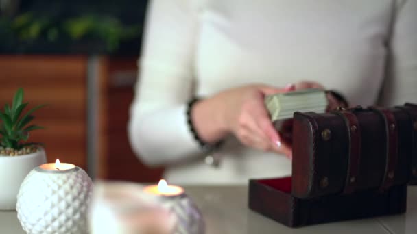 Scène de rituel ésotérique mystique. Femme diseuse de bonne aventure prenant des cartes de tarot de la boîte en bois. — Video