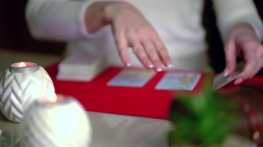   Tarot kartı okuyucu kartları bir kart dağıtımında düzenler.