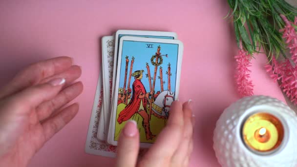 Fortune-telling sur les cartes de tarot traditionnelles sur la table — Video