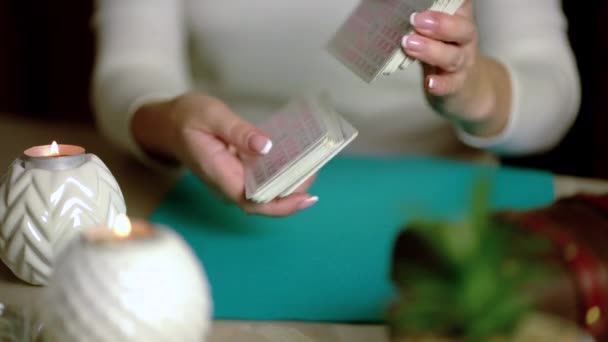 两手洗牌和调整塔罗牌的特写镜头 — 图库视频影像