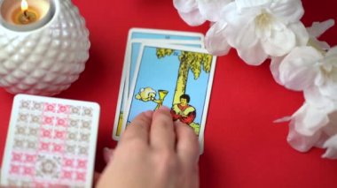 Tarot kartları yanan mumların yanındaki masada. Fal okuma ve tahmin.