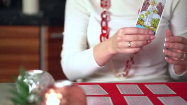 Tarot kártyák az asztalon, közel az égő gyertyákhoz. Szerencseolvasás és előrejelzés. — Stock videók