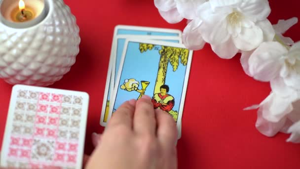 Cartas de tarô na mesa perto de velas acesas. Leitura e previsão da sorte. — Vídeo de Stock