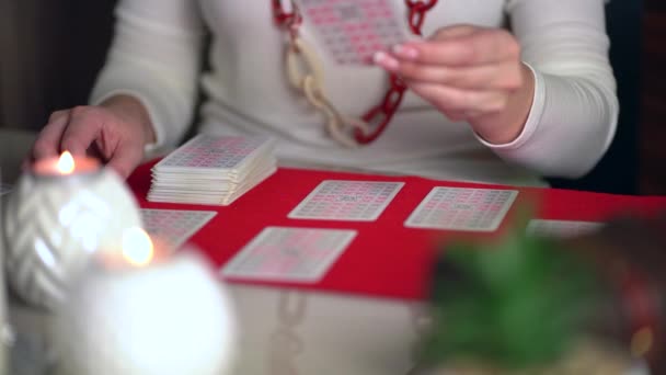 Karty tarota na stole w pobliżu płonących świec. Czytanie i prognozowanie fortuny. — Wideo stockowe