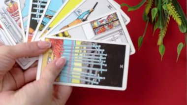 Tarot kartları yanan mumların yanındaki masada. Fal okuma ve tahmin.