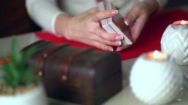 Tarot kartları yanan mumların yanındaki masada. Fal okuma ve tahmin.