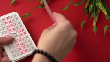 Tarot kartları yanan mumların yanındaki masada. Fal okuma ve tahmin.